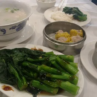 Steamed Chinese Broccoli with Oyster Sauce /