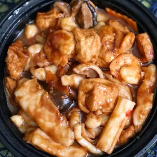 121. Assorted Seafood with To-Fu in Hot Pot