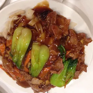 Beef Chow Fun with Tender Green /