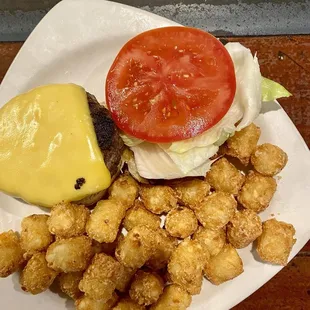 Cheeseburger with tater tots