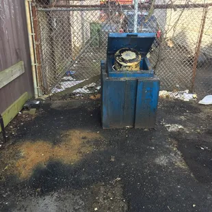 Their grease trap is propped open with a kitchen pot and overflowing so that grease gets everywhere! Gross!