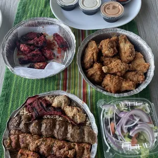 Platter with salad Chicken wings plain  Chicken wings spicy