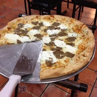 Garlic white sauce and ricotta pizza with added meatballs.
