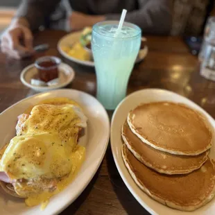 Classic Benedict with pancakes and lemonade