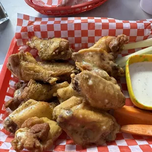 chicken wings and fried chicken, fried chicken wings, chicken, food, fried chicken, bbq chicken, bbq wings, poultry, chicken wings