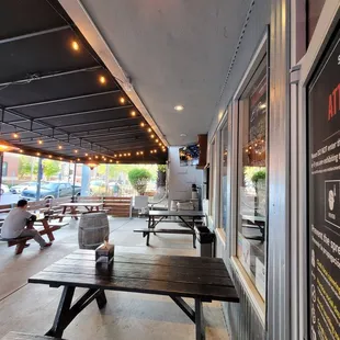 the outside of a restaurant