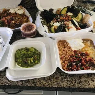 Trio molcajetero. Chicken nachos. Extra guacamole.