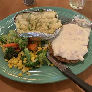Awesome chicken fried steak! Came with a salad and or soup and garlic bread !
