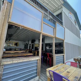 the outside of a restaurant