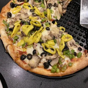 Veggie pizza minus 2 pieces.