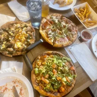 Small (9 in) pizzas. Cheeseburger, supreme, and spinaci