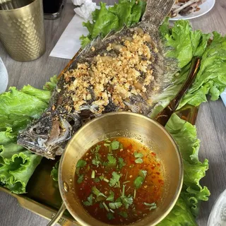 Deep-fried fish with seafood sauce