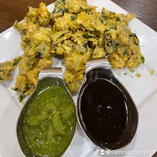 Mix veg pakora with chutney