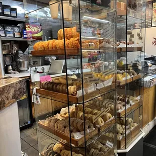 a display case full of bagels