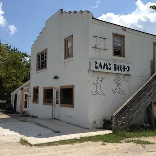 ows a white building with graffiti on it