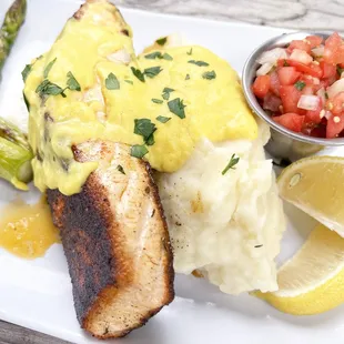 a plate of fish, mashed potatoes and asparagus