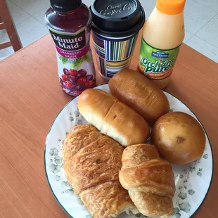 a plate of breakfast foods