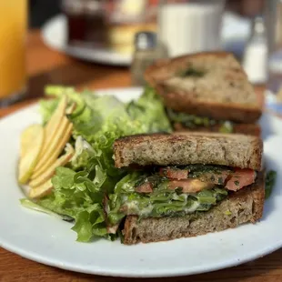Sam&apos;s Log Cabin: seasonal veggie sandwich (vegan) with house salad