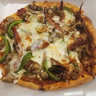 Added bacon and served my pizza in a Styrofoam plate. Im allergic to bacon. He then told me to pick it off. Wowww