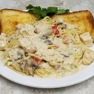 a plate of pasta with chicken