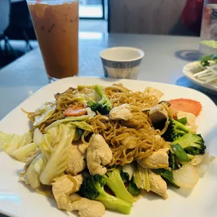 Stir Fried Soft Egg Noodles with Vegetables &amp; Chicken and a Thai Iced Tea