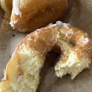 Love that they cook them dark like Sam did years ago!  Best donuts anywhere in La