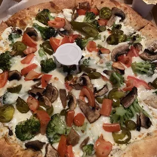 White Pizza with mushrooms and jalapeños...grateful for the garlic sauce