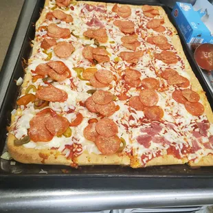 No need to settle! Mix and match toppings so everyone gets their favorites. Anchovies are boxed separately.