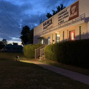 Beautiful night here at Sam's pizzeria!