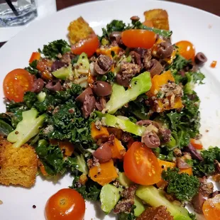 Kale and quinoa salad with balsamic dressing