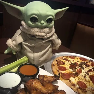 12&quot; Pizza w/ Pepperoni &amp; Sausage Wings, dry with Buffalo Sauce on the side*  *The Child not included