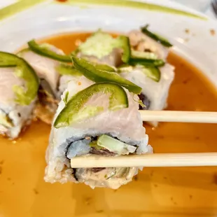 Hamachi roll