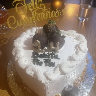 Pastel tres leches en forma de corazón