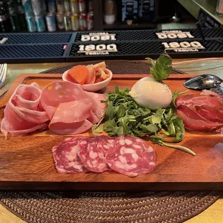 Tagliere Di Salumi E Burrata