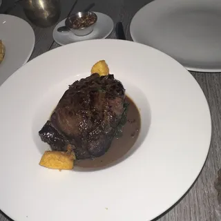 Guancia Di Manzo Di Angus Brasata, Chips Di Polenta E Pure Di Patate