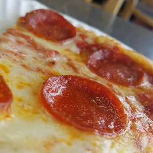 Love that the pizza isn&apos;t greasy/oily at all on the bottom.