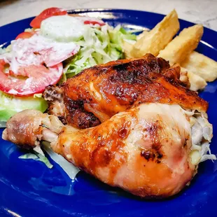 Roasted chicken, salad, yuca fries. IG: @take.a.bite.with.me