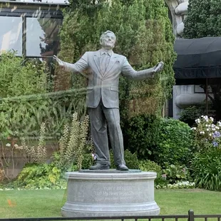 Tony Bennett statue.