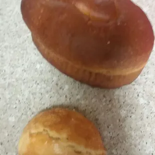 White loaf with chocolate&amp;raisin, mini pineapple empanada