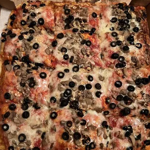 Sicilian with mushroom and black olive