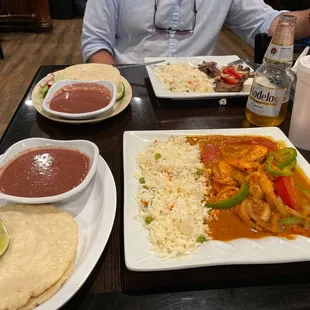 Sopa de camarones y carne asada