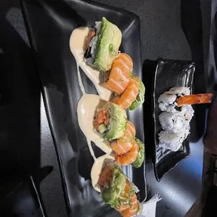 Salmon Avocado Roll (9pc)