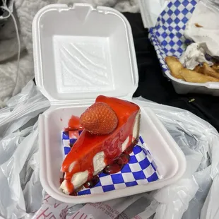 Cheesecake with raspberry sauce