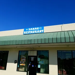 the front of a restaurant on a sunny day