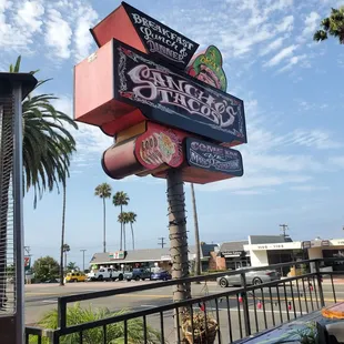 Just ordered several bfast burritos to-go to eat at the beach. Service wasn't great but hope the food is good.