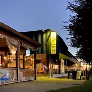 the outside of the restaurant