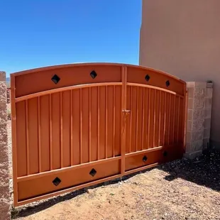 Solid side gate!