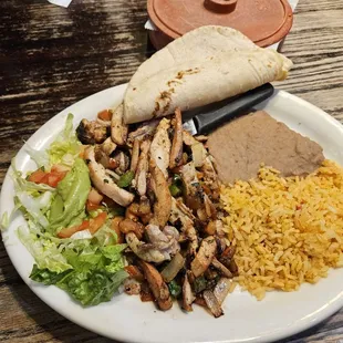 Chicken fajitas a la Mexicana with corn tortillas