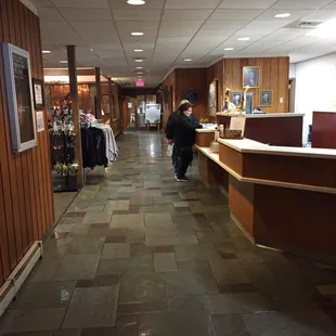 The entrance through the State Park Lodge