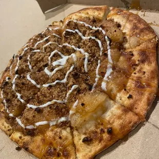 Carmel apple pie pizza